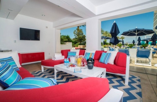Quinns Rocks Apartment | Luxury studio 1 bedroom, 1 bathroom close to local amenities.