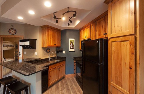 Copper Mountain Village Condo | LUXURY STUDIO+BUNK ROOM, VIEWS, MINS TO LIFTS/SHOPS, ONSITE HOT TUB, GARAGE