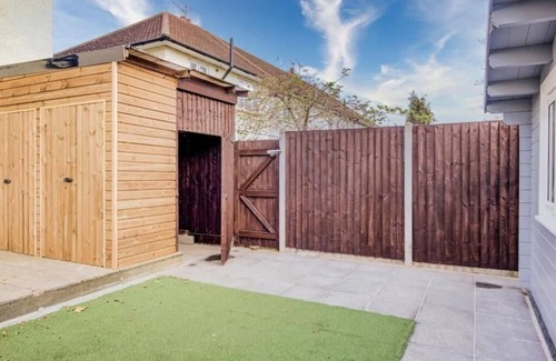 Little Holland Apartment | Luxury Studio Cabin - Central Location - Parking