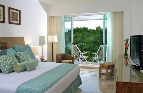 Downtown Cancun Resort | Luxury studio- golf resort on the beach! NEW Cirque du Soleil entertainment!