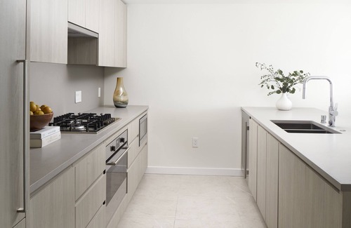 Cascade Hotel | Luxury Studio Suite in South Lake Union: King Bed, Full Kitchen & Pool Access