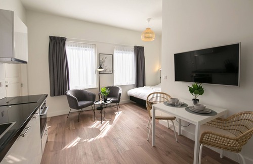 Scheveningen Badplaats Apartment | Luxury studio with king-size bed