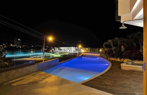 Manta Apartment | Luxury Suite in Manta * Pool, Jacuzzi *