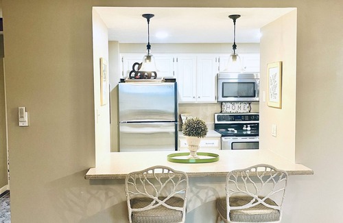 Mid America Condo | Luxury Suite in Prestigious Lake Hamilton High Rise