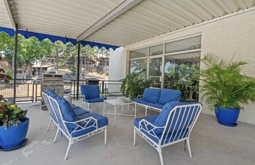 Mid America Condo | Luxury Suite in Prestigious Lake Hamilton High Rise