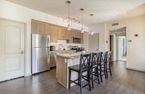 Camarillo Apartment | Luxury Suite King Bed 👑 Wi-Fi Pool Gym ✦ 55" Smart TVs 📺 Full Kitchen