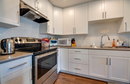 Southwest Edmonton House | Luxury Suite near U of A, University Hospital, Stollery, Cross Cancer Hospital, Saville