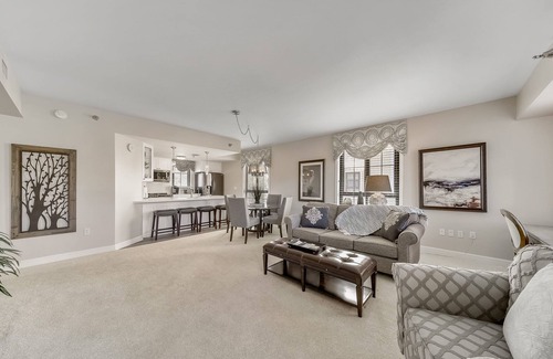 Lake Las Vegas Condo | Luxury Suite: Wake to Lake & Pool Views