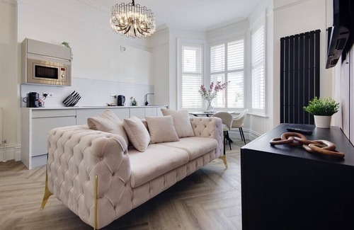 Westbourne Apartment | Luxury Suite with Private Bathroom - Beckett Suite