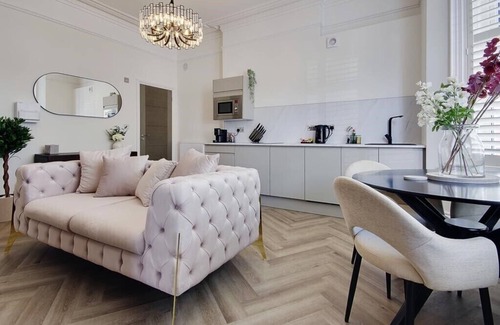Westbourne Apartment | Luxury Suite with Private Bathroom - Beckett Suite