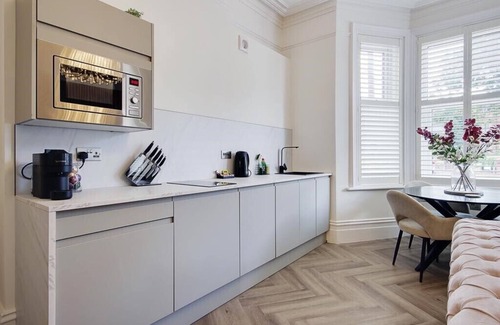 Westbourne Apartment | Luxury Suite with Private Bathroom - Beckett Suite