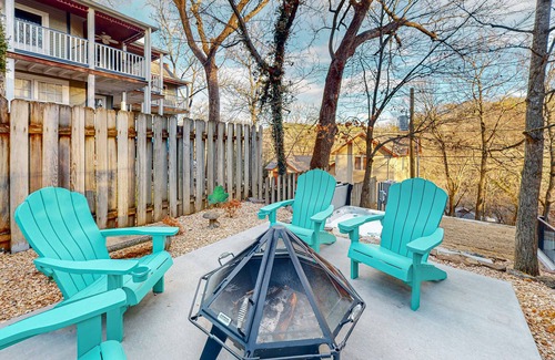 Eureka Springs Historic District House | Luxury suites near downtown with hot tub, firepit, balcony, central AC & fireplace