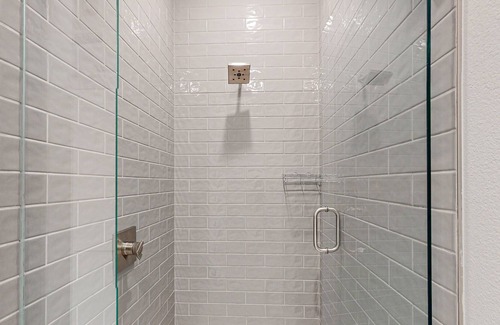 Eureka Springs Historic District House | Luxury suites near downtown with hot tub, firepit, balcony, central AC & fireplace