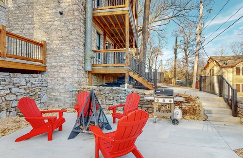 Eureka Springs Historic District House | Luxury suites near downtown with hot tub, firepit, balcony, central AC & fireplace