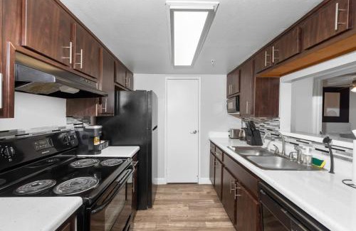 Tempe Apartment | Luxury Tempe Retreat Pool Gym WiFi