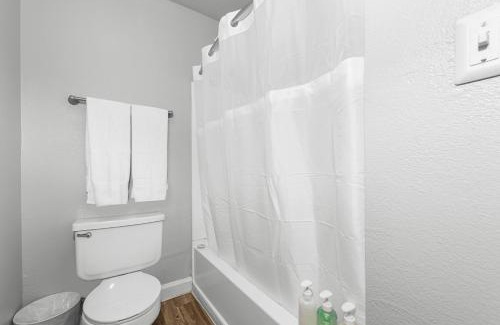 Tempe Apartment | Luxury Tempe Retreat Pool Gym WiFi