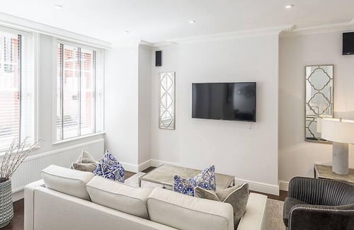 Ravenscourt Park Apartment | Luxury Three Bedroom Flat- (Lower Ground Floor)
