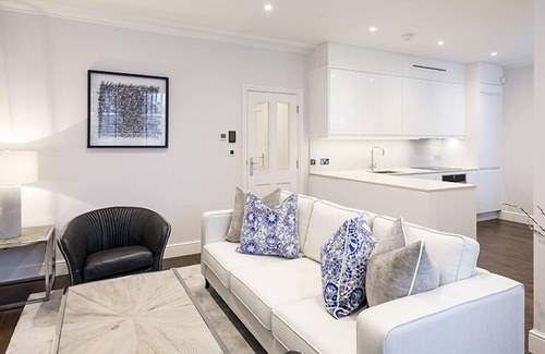 Ravenscourt Park Apartment | Luxury Three Bedroom - Flat 121 (Lower Ground Floor)