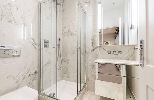 Ravenscourt Park Apartment | Luxury Three Bedroom - Flat 121 (Lower Ground Floor)