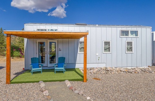 Montrose Cabin | Luxury Tiny Home/Base Camp to Ouray, Telluride/3 Queen beds/Washer & Dryer/Smart TV/Hot Tub Access/Patio w/Mountain Views/Fire Pit/11 mi to Airport