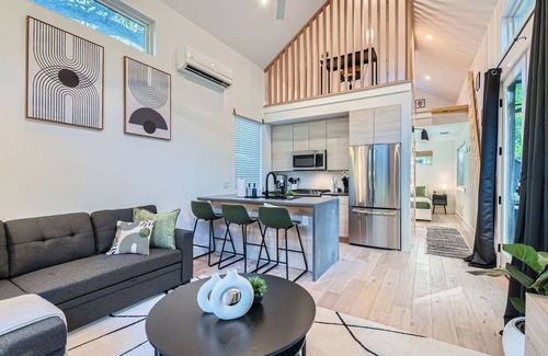 East Cesar Chavez House | Luxury Tiny Home - King Bed - 5 Min to DT