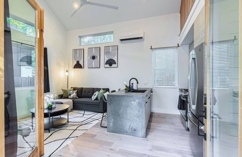 East Cesar Chavez House | Luxury Tiny Home - King Bed - 5 Min to DT