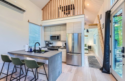 East Cesar Chavez House | Luxury Tiny Home - King Bed - 5 Min to DT