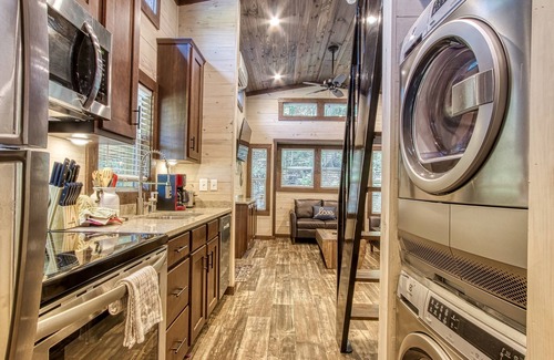 Gatlinburg - Pigeon Forge Cabin | LUXURY Tiny Homes-BEST VIEWS OF THE SMOKIES- Hot Tubs, Fire pits, Privacy