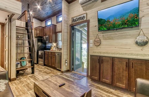 Gatlinburg - Pigeon Forge Cabin | LUXURY Tiny Homes-BEST VIEWS OF THE SMOKIES- Hot Tubs, Fire pits, Privacy