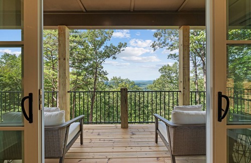 Dahlonega Apartment | Luxury Tower Cabin/Near Wineries/Hiking/Amazing Long-Range Views