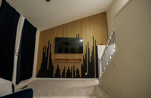 Alexandria West Apartment | Luxury Townhome Minutes From DC