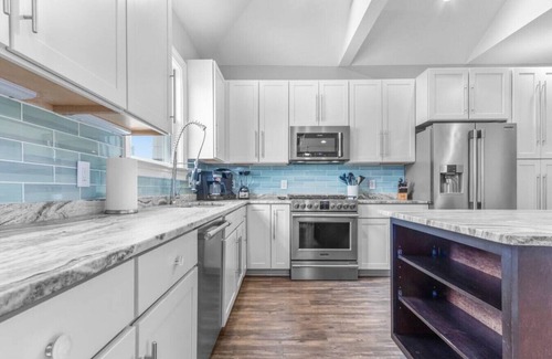 Northeast Virginia Beach House | Luxury Townhome 1 BLOCK from Beach, on Boardwalk