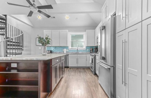 Northeast Virginia Beach House | Luxury Townhome 1 BLOCK from Beach, on Boardwalk