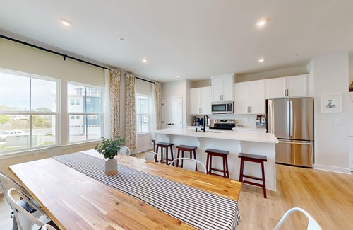 Bayside House | Luxury townhome w/pool & clubhouse access, community dock, kitchen & free WiFi