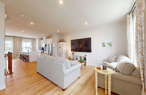 Bayside House | Luxury townhome w/pool & clubhouse access, community dock, kitchen & free WiFi
