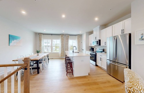 Bayside House | Luxury townhome w/pool & clubhouse access, community dock, kitchen & free WiFi