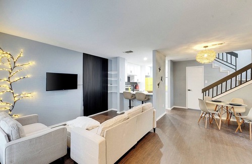 Wooten House | Luxury Townhouse With Pool/Near the Domain