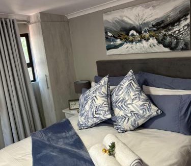 Tierpoort Apartment | Luxury Tranquil Treehouse & Hot Tub