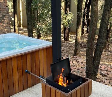 Tierpoort Apartment | Luxury Tranquil Treehouse & Hot Tub