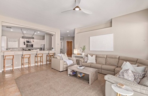 Sierra Verde at Arrowhead Ranch House | Luxury Tropical Gem in Upscale Arrowhead Lake community. 3 Kings 2 Master Suites