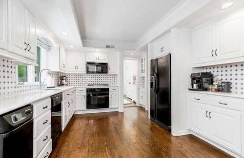 Fairway House | Luxury Tudor w/3 Kings, Deck, Yard & Playroom; 5min to Plaza