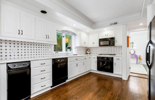 Fairway House | Luxury Tudor w/3 Kings, Deck, Yard & Playroom; 5min to Plaza