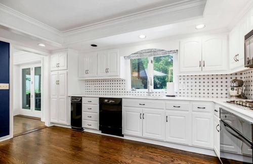 Fairway House | Luxury Tudor w/3 Kings, Deck, Yard & Playroom; 5min to Plaza