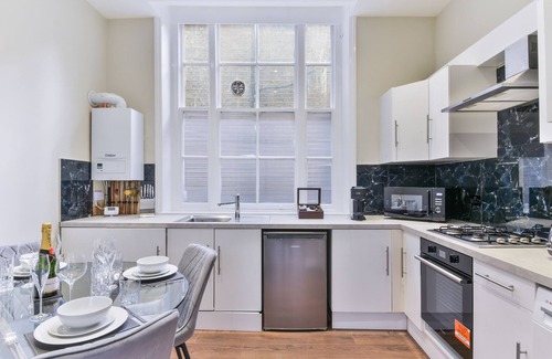 The City of London Apartment | Luxury two bedroom apartment minutes from Farringdon Station!