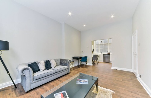 The City of London Apartment | Luxury two bedroom apartment minutes from Farringdon Station!