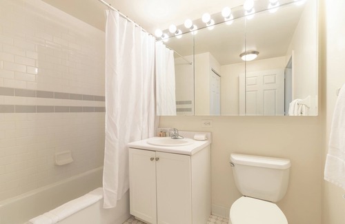 Downtown Jersey City Apartment | Luxury Two-Bedroom Apartment Near PATH Train in Je