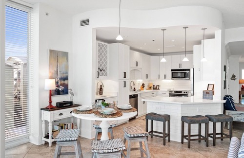 Gulf Shores Condo | LUXURY Unit/GOURMET KITCHEN With Room for Family and Friends and beautiful VIEWS