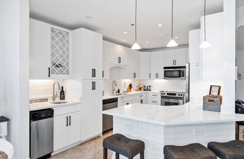 Gulf Shores Condo | LUXURY Unit/GOURMET KITCHEN With Room for Family and Friends and beautiful VIEWS