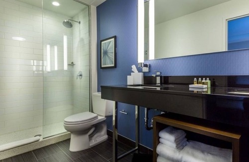 Near North Side Hotel | Luxury Unit with Rooftop Lounge & Spectacular City Views