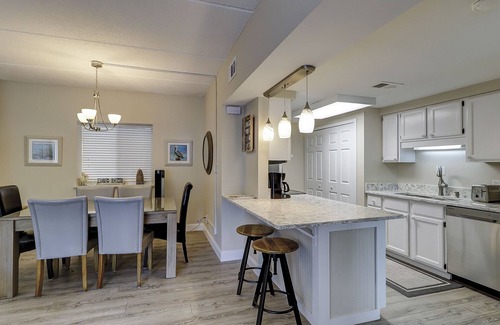 Hilton Head Island Condo | Luxury Updated 2 BR condo near the Ocean Bikes & Beach Gear included